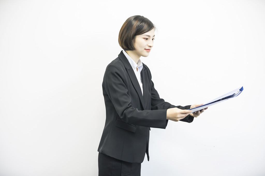 商务人士递文件图片