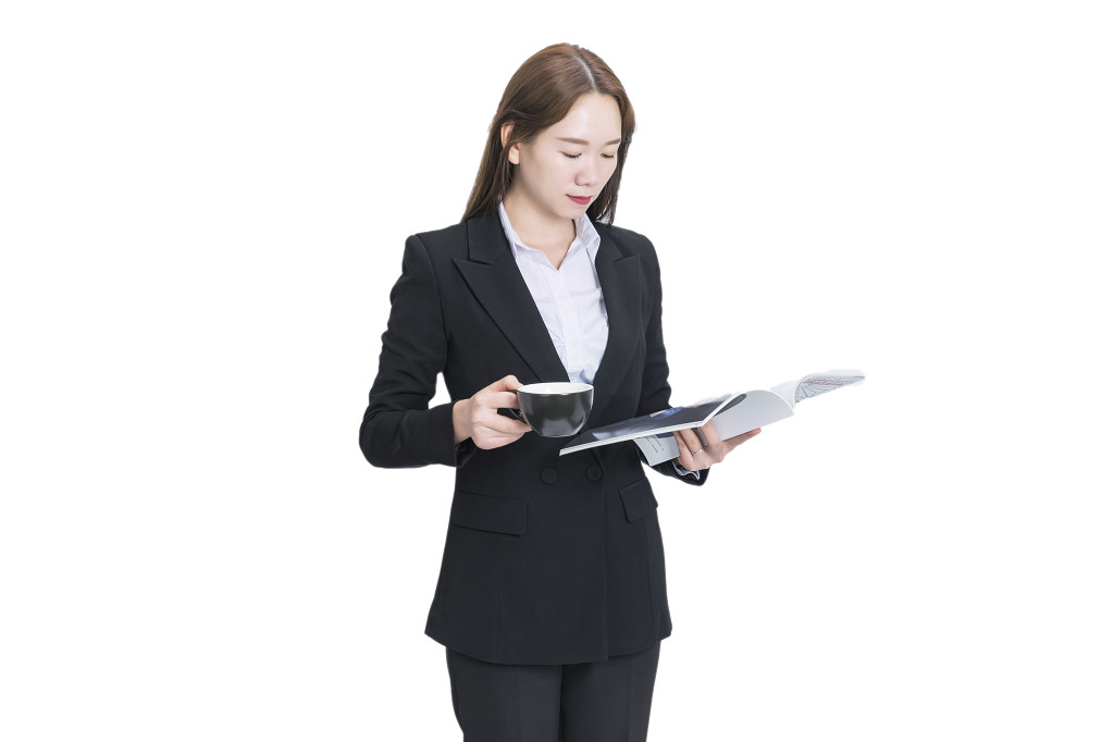 商务人士看书看图片