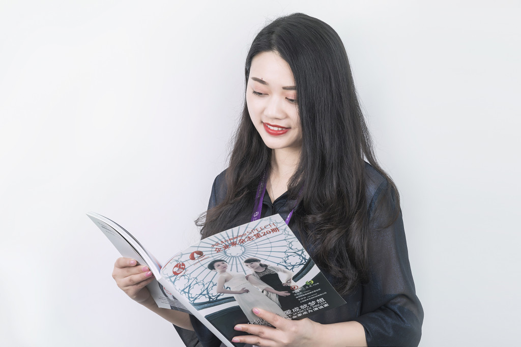 商务人士看书看电脑图片