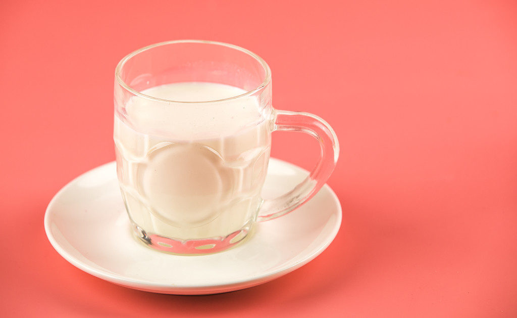 白色牛奶早餐图片