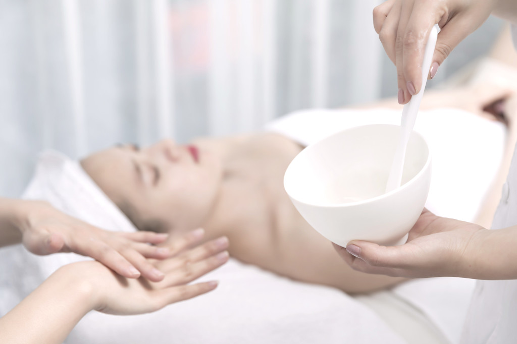 美容师给做面膜图片