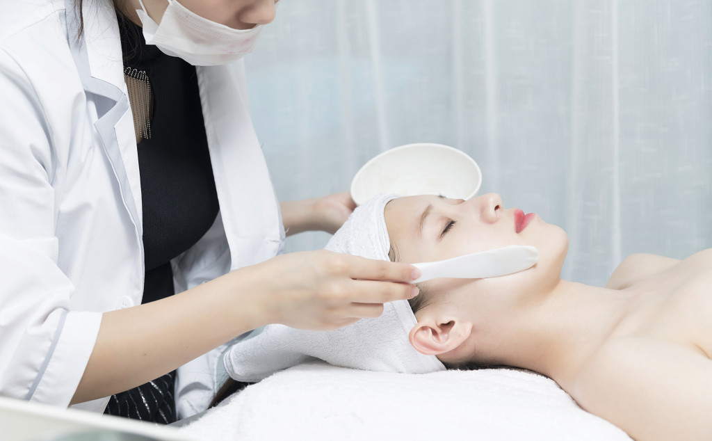 美容师给美女做面膜图片