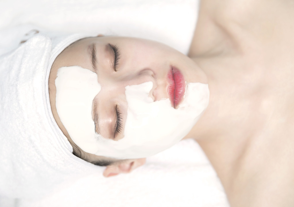 美容师给做面膜图片