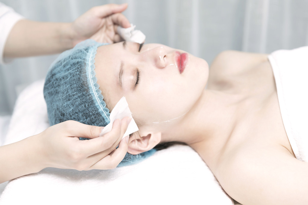 美容院里美容师给做面部清洁图片