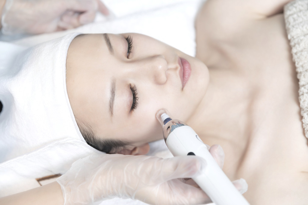 美容师给护肤图片