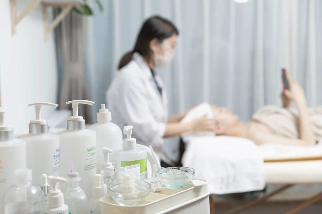 美容院里美容师给做面部清洁图片