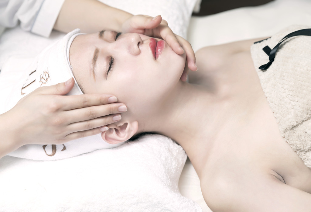 美容师给美女护肤按摩脸部图片