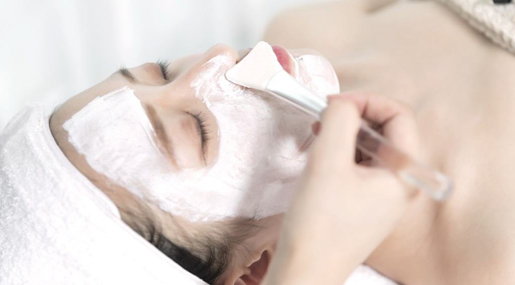 美容师给做面膜图片