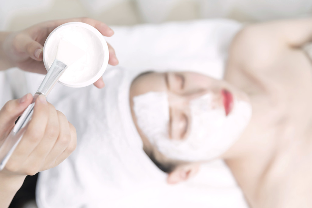 美容师给做面膜图片