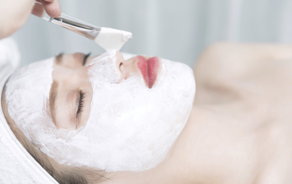 美容师给做面膜图片