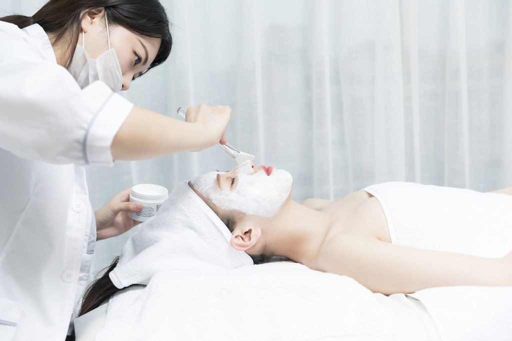 美容师给做面膜图片