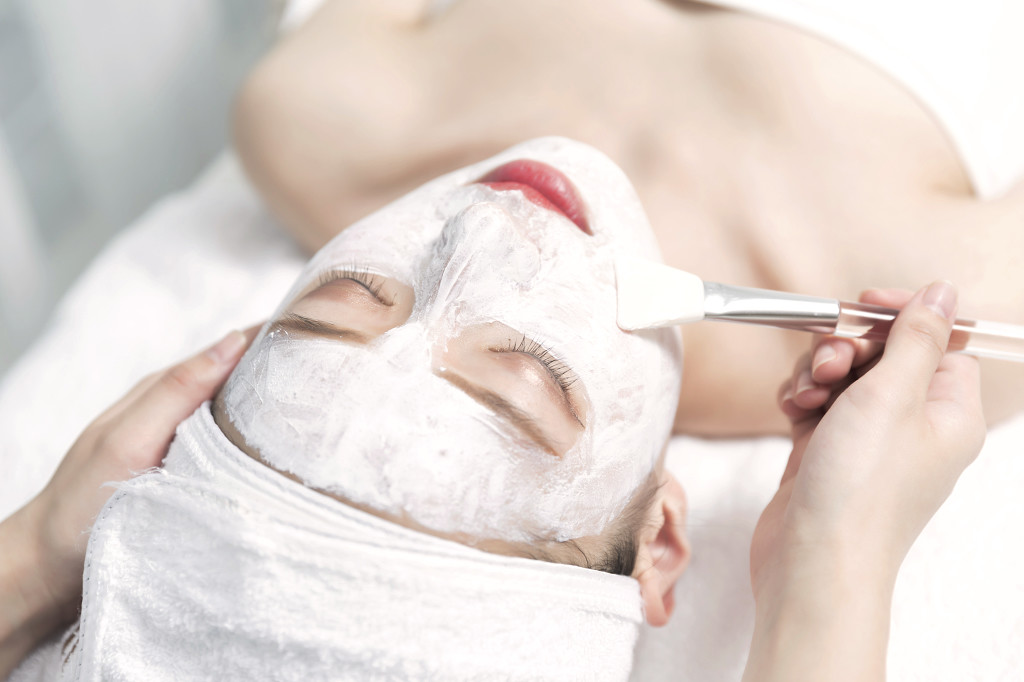 美容师给做面膜图片