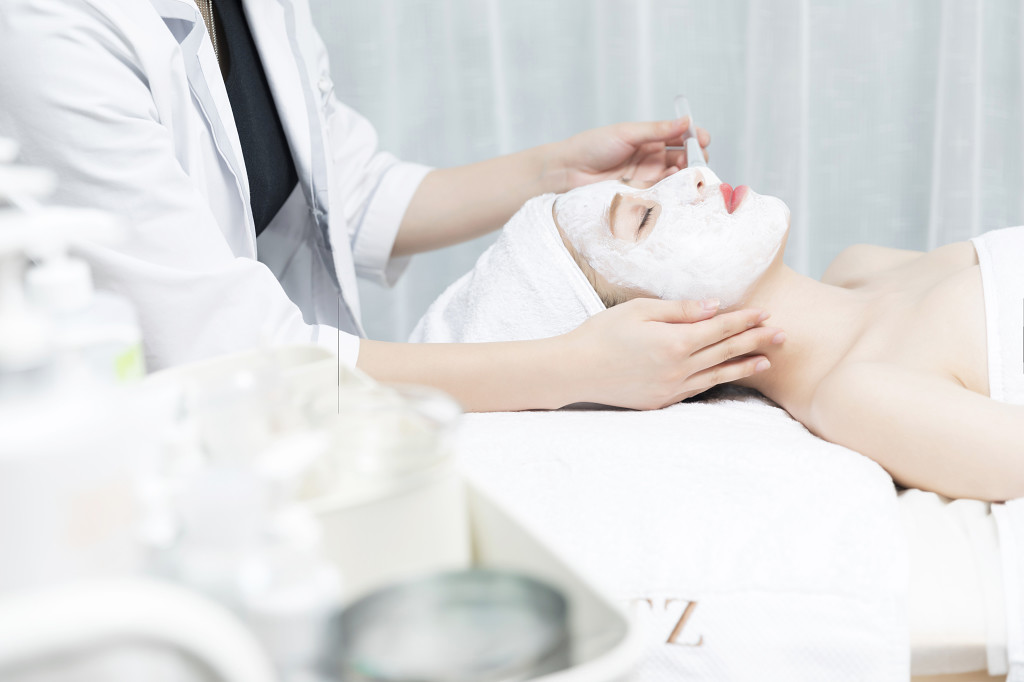 美容师给做面膜图片