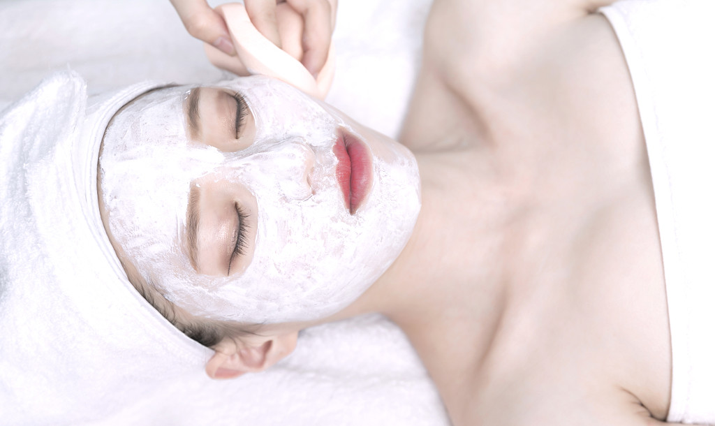 美容师给做面膜图片