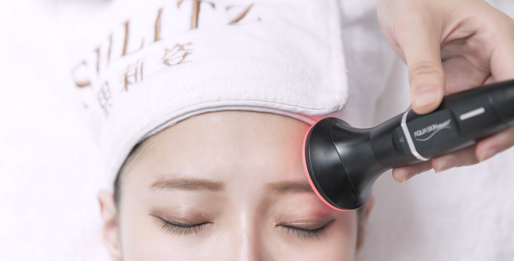 美容师用美容仪给护肤图片