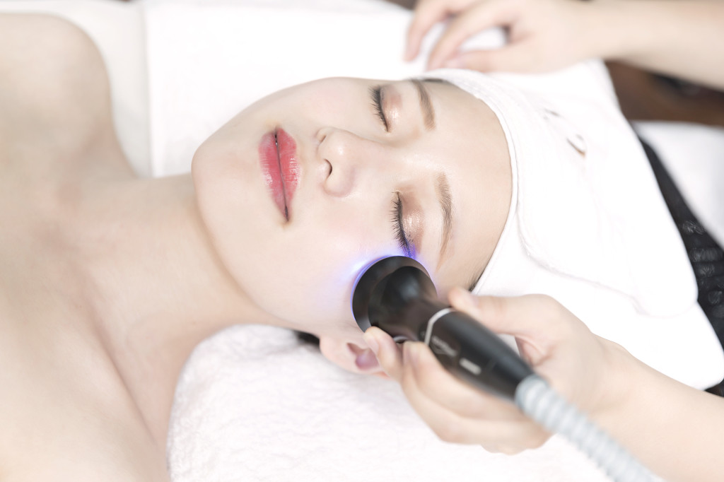 医美美容师用美容仪给护肤图片