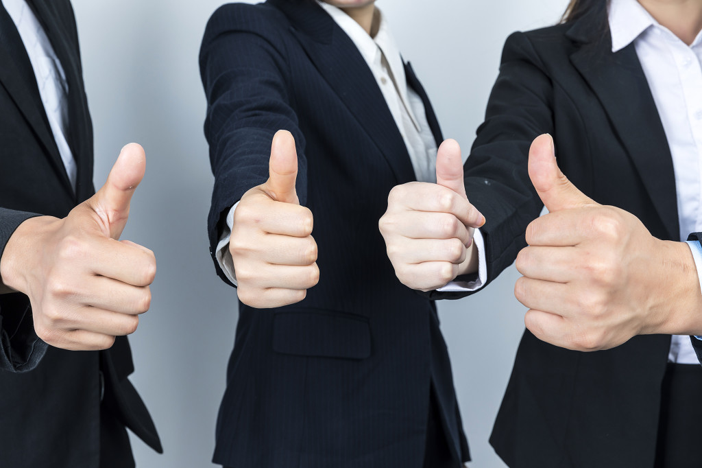 商务团队竖拇指讨论图片