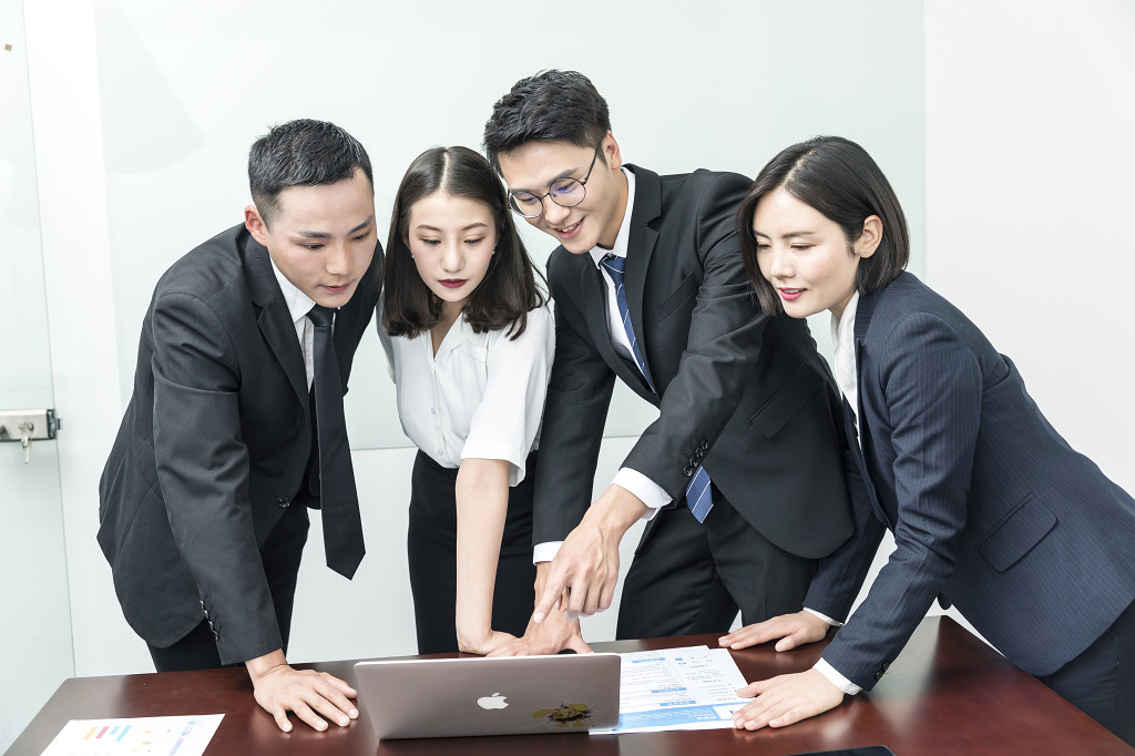 商务团队讨论图片