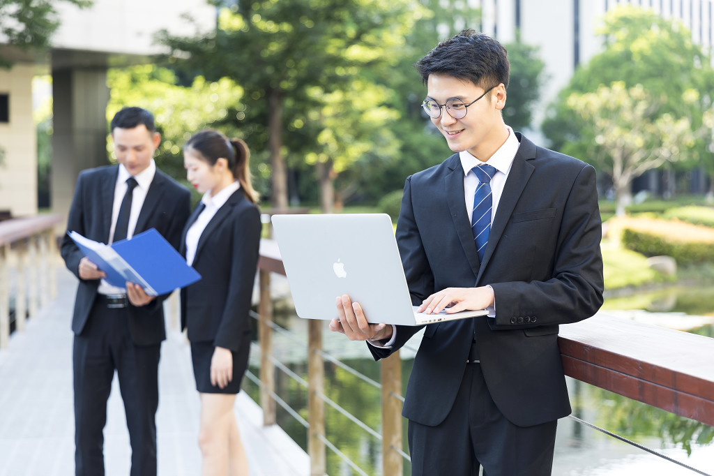 商务老板办公形象图片