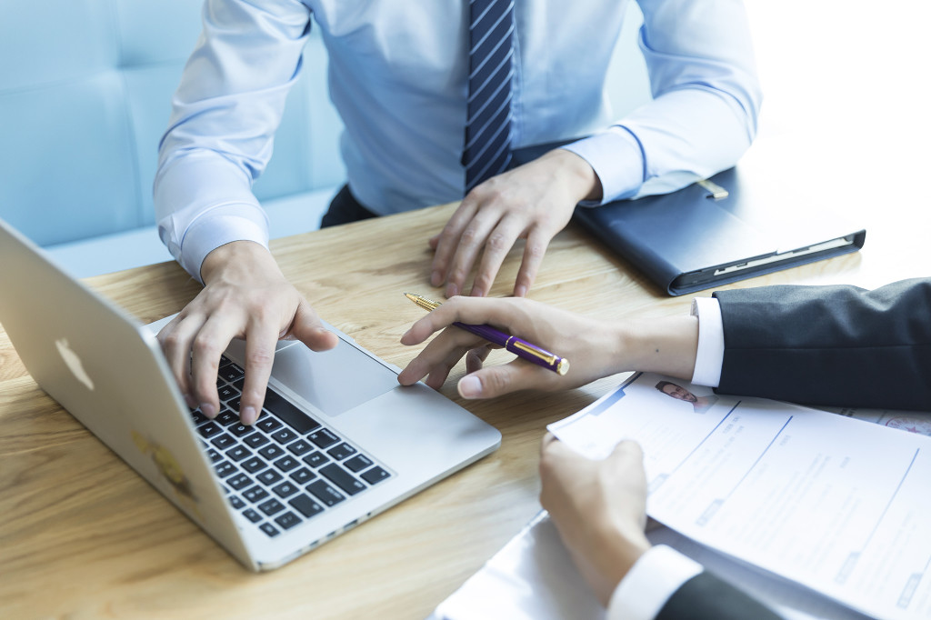 商务商业年中总结商务团队会议讨论图片