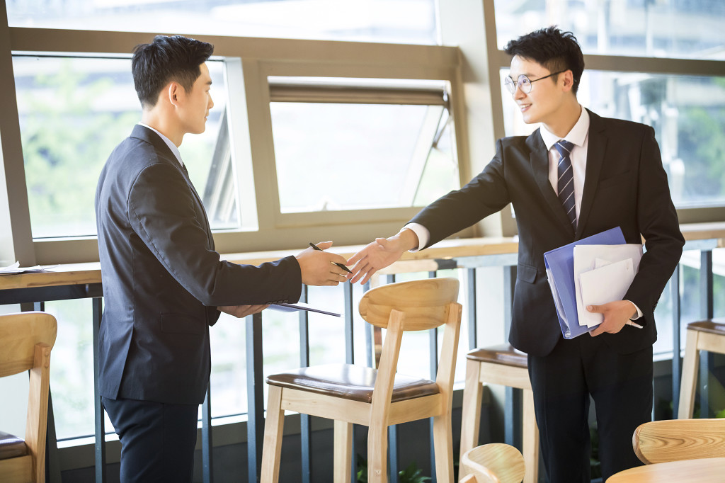 商务人士谈判客户握手图片
