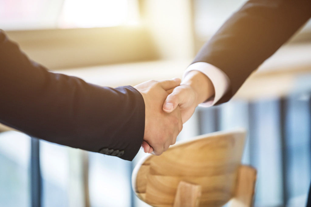 背景商务人士谈判客户握手图片