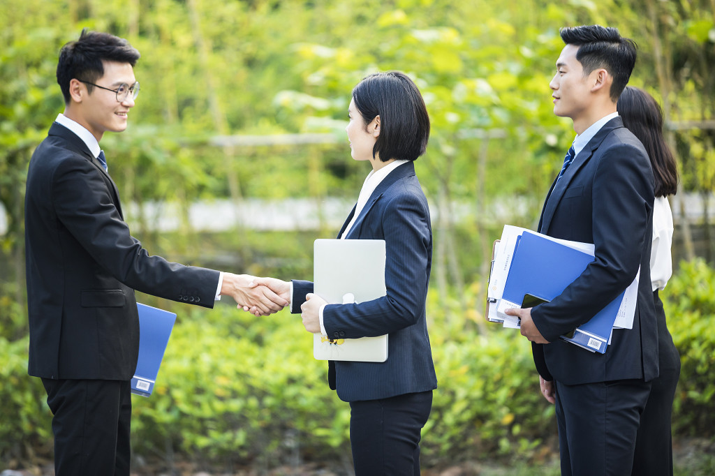 商务人士谈判客户握手图片