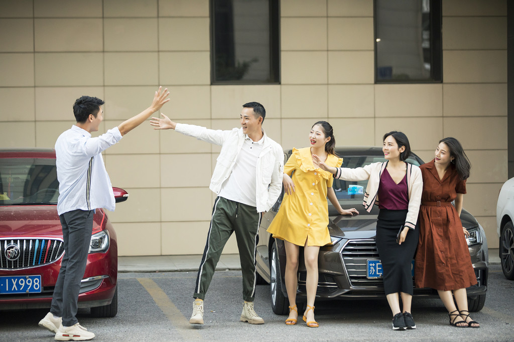 青年团队户外聚会图片