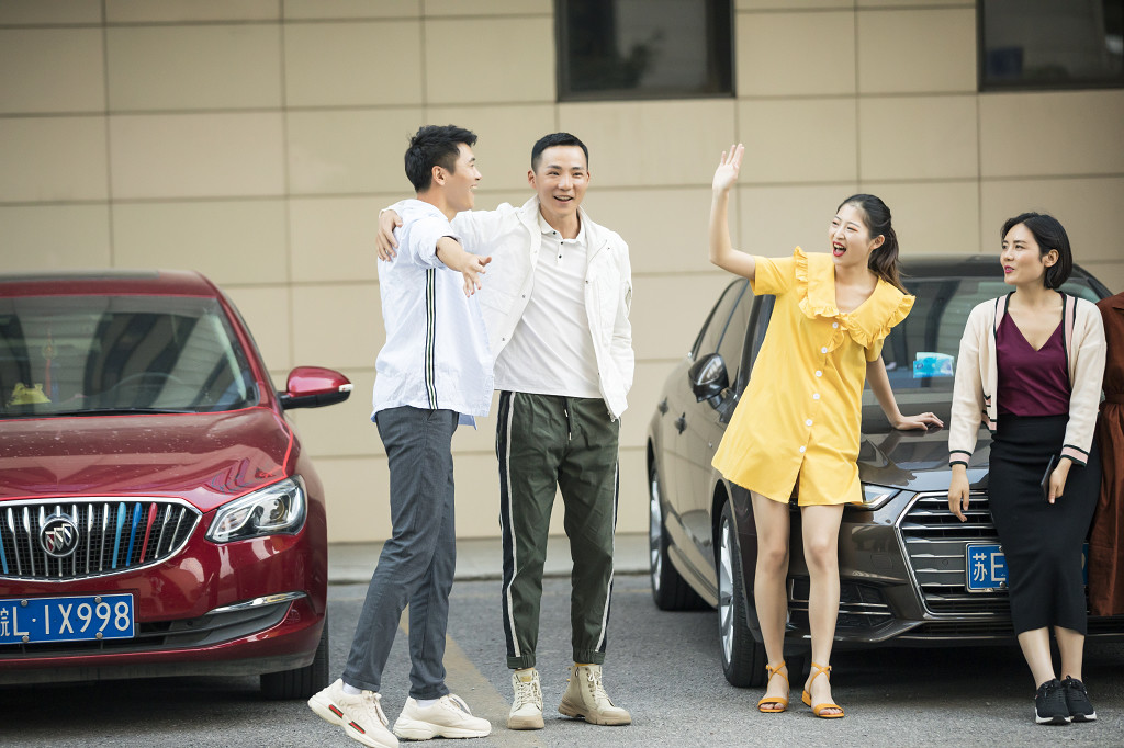 青年团队户外聚会图片