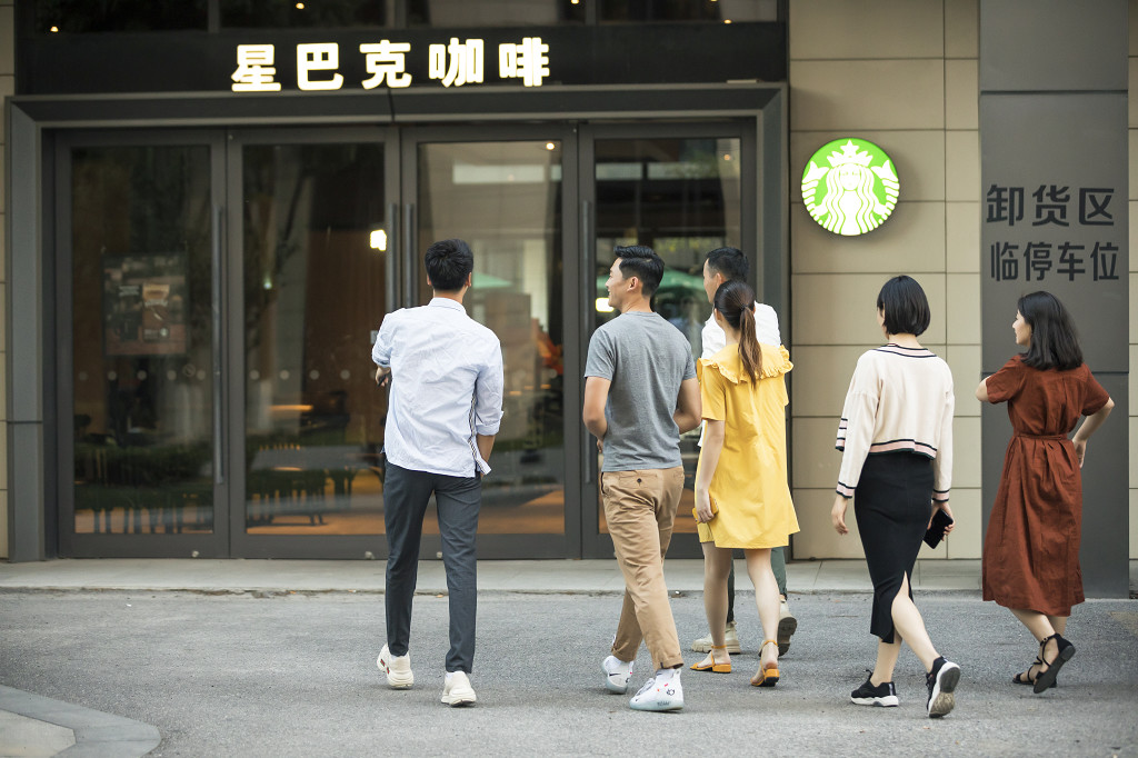 青年团队户外聚会图片