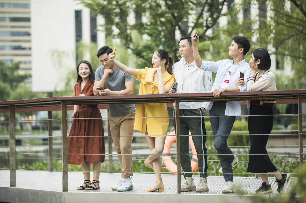 青年团队户外聚会图片