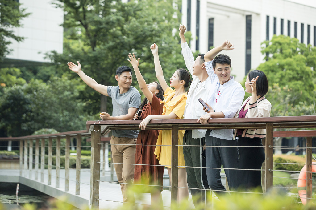 青年团队户外聚会图片