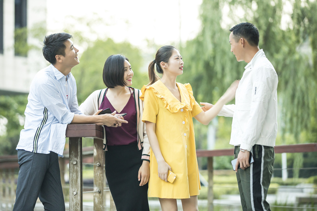 青年团队户外聚会图片