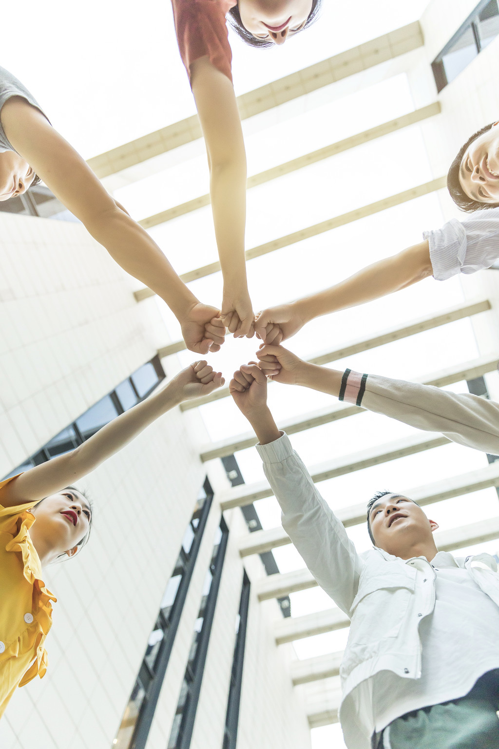 青年团队户外聚会图片