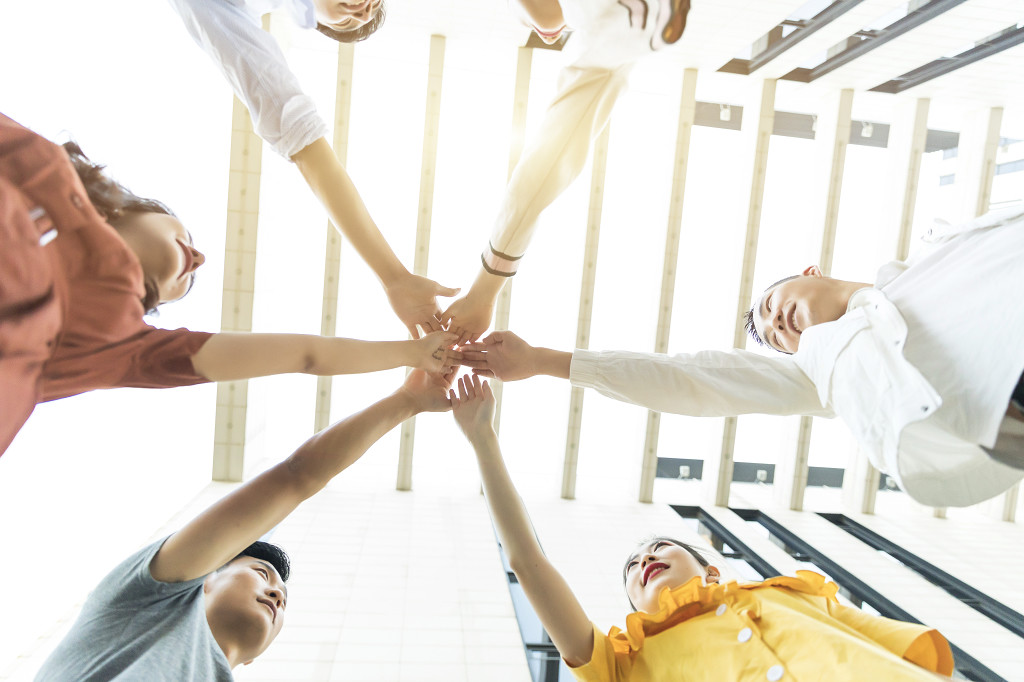 青年团队户外聚会图片