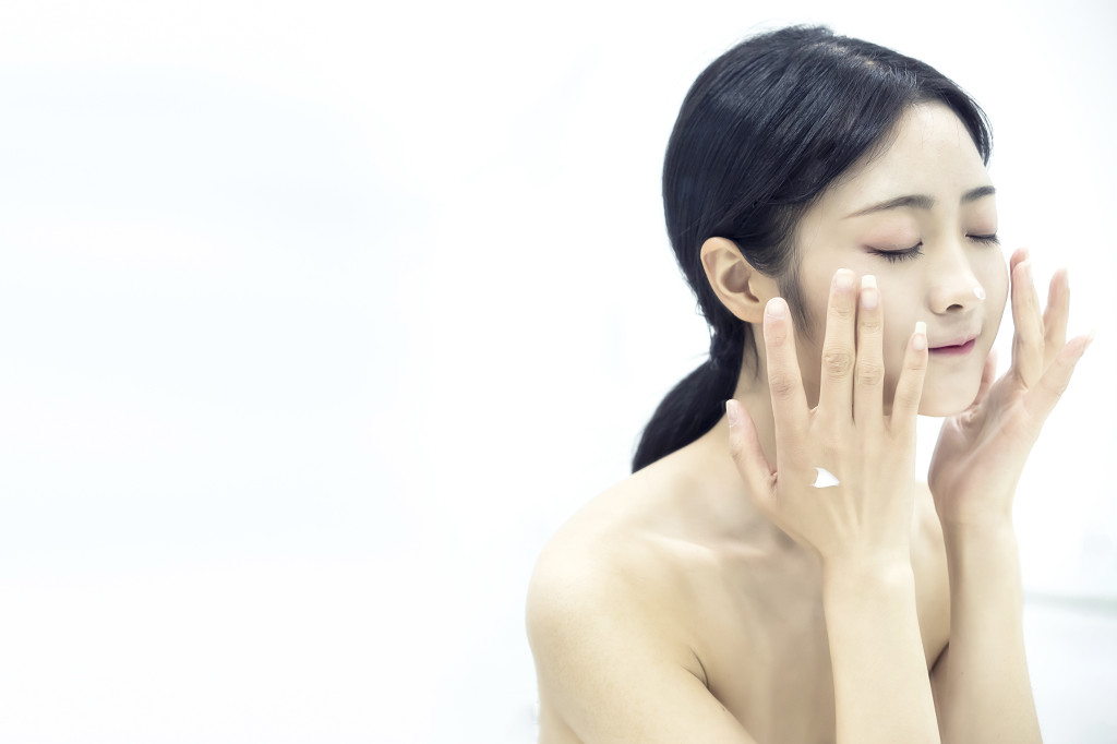 美女护肤美容化妆按摩脸部图片