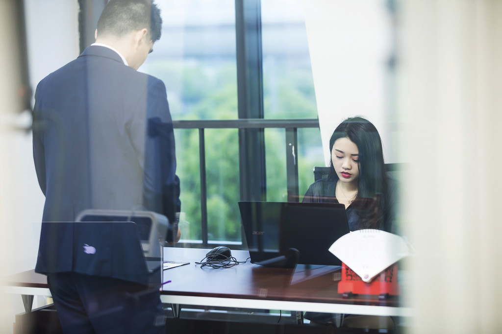 商务人士与老板交谈图片