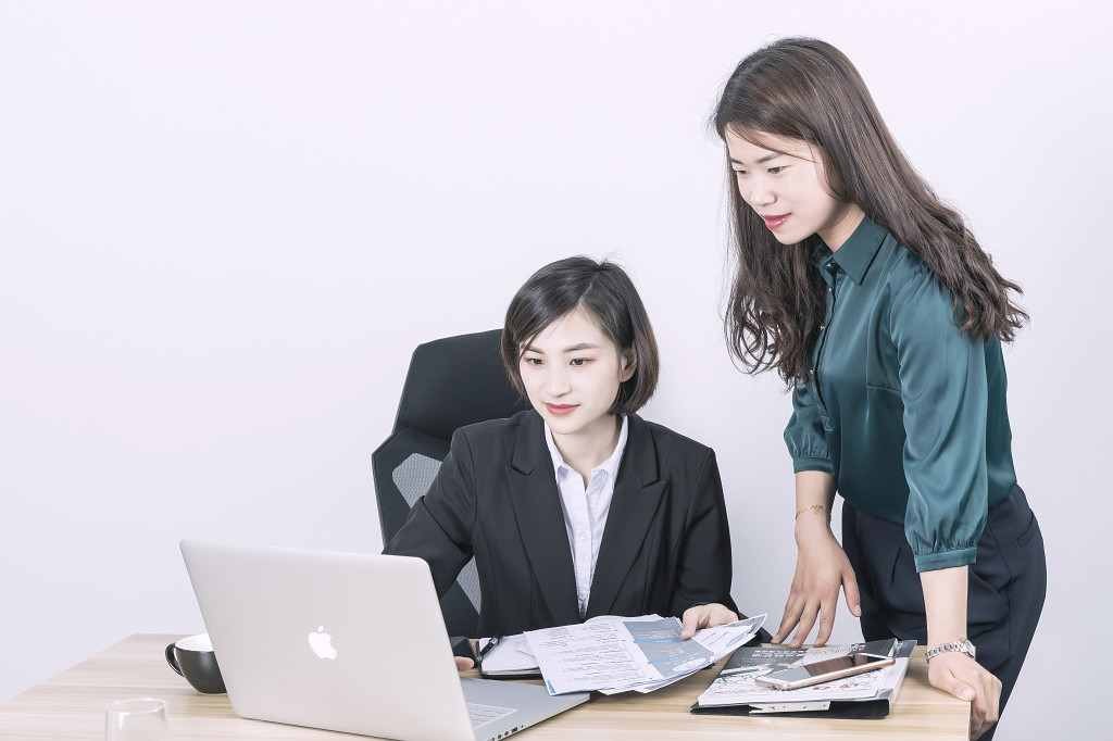 商务人士与老板交谈图片