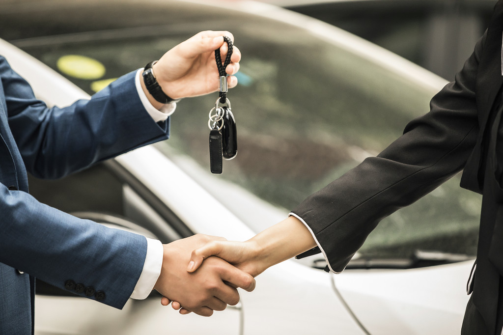 汽车销售员与顾客握手图片