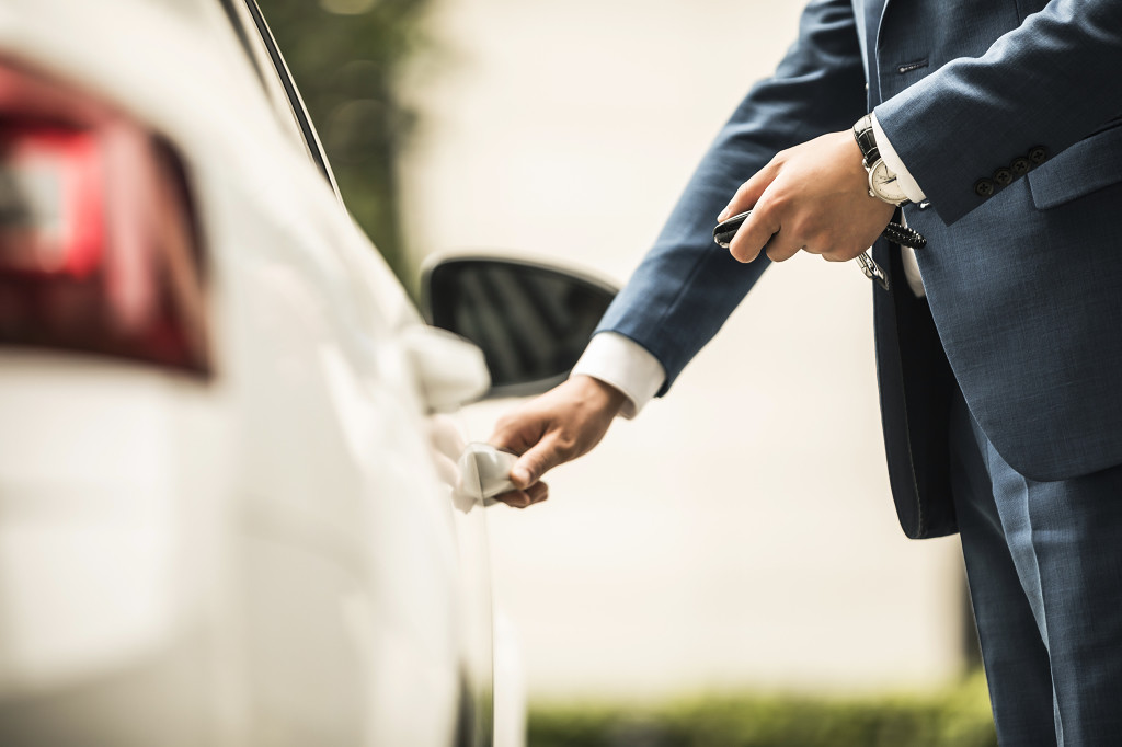 汽车销售员与顾客握手图片