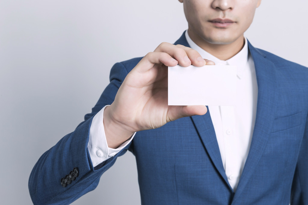 商务人士手拿名片图片