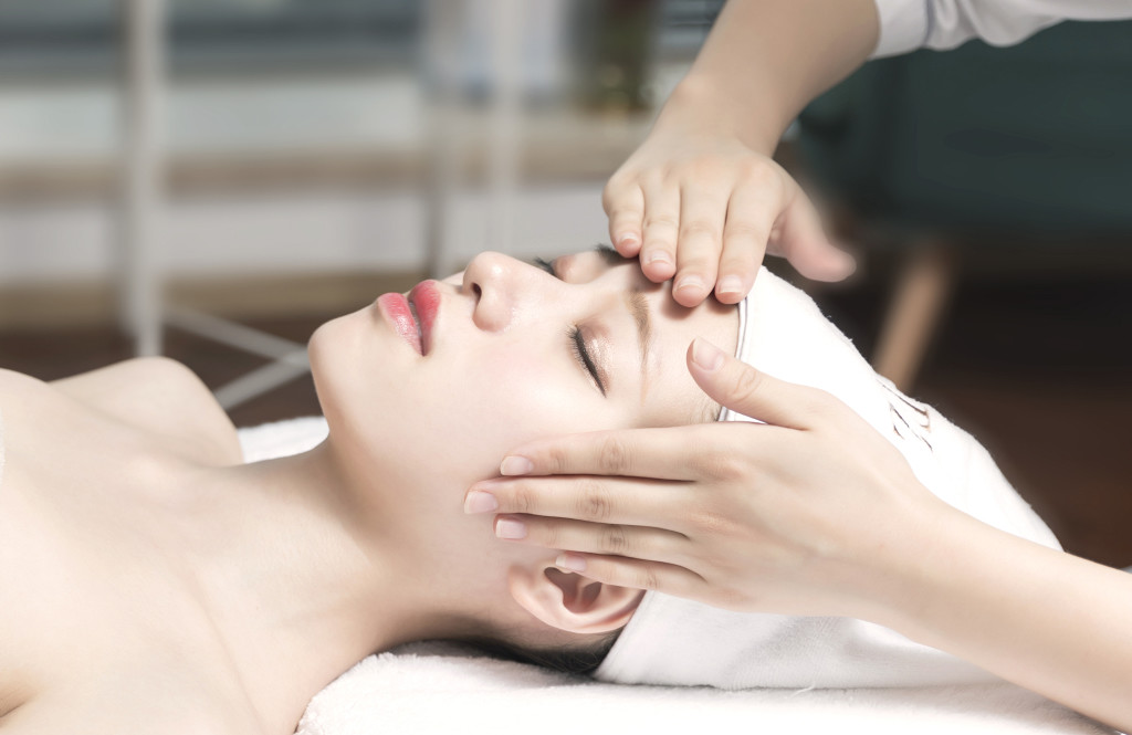 女性美容护理按摩图片