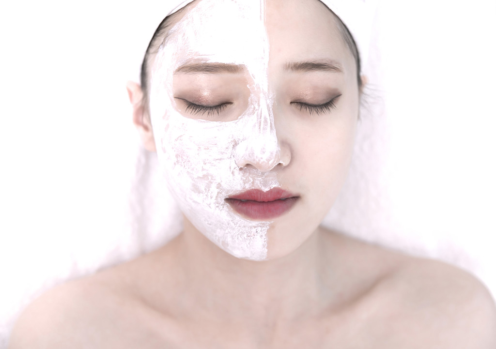 美容师给美女做面膜图片