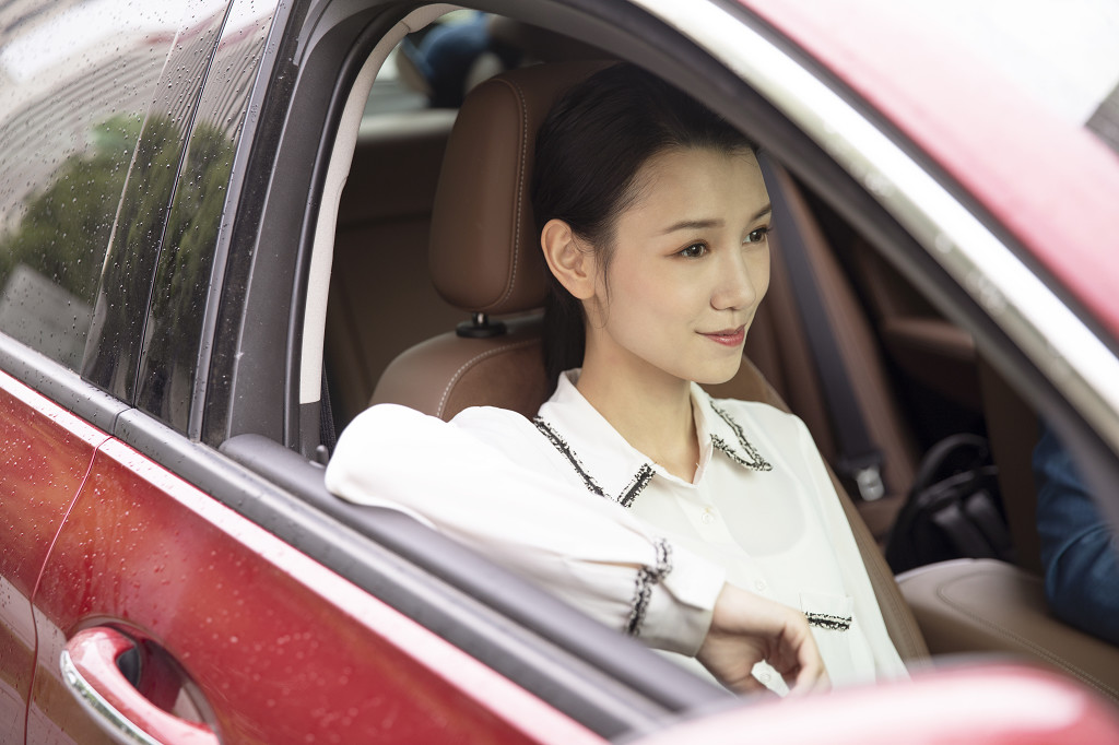 商务人士驾驶试驾汽车握方向盘