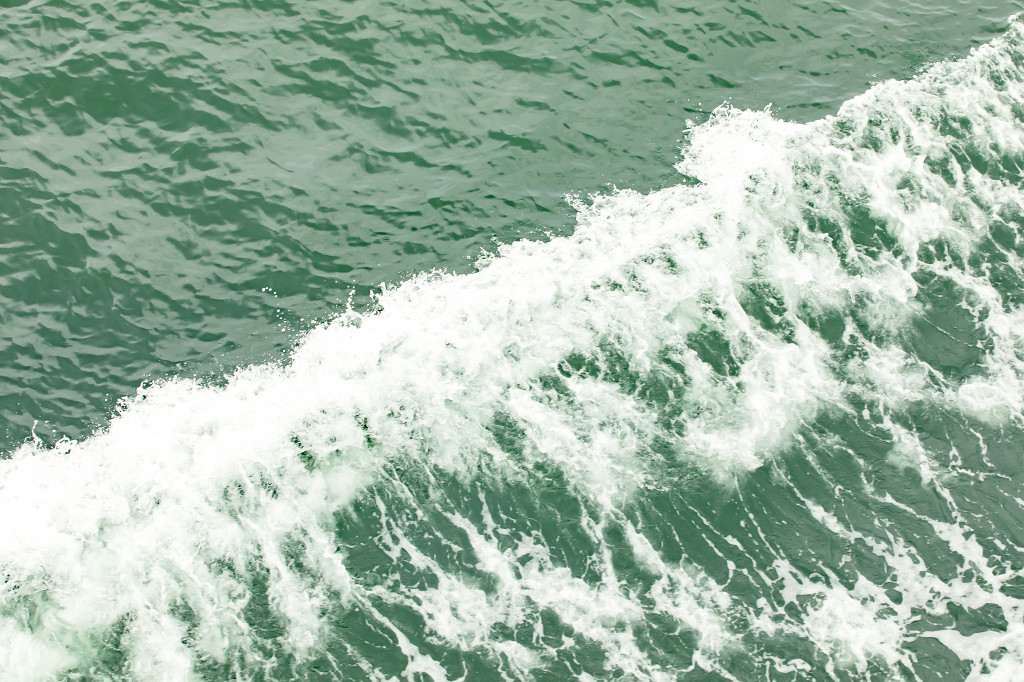 特写蓝绿色大海波纹图片