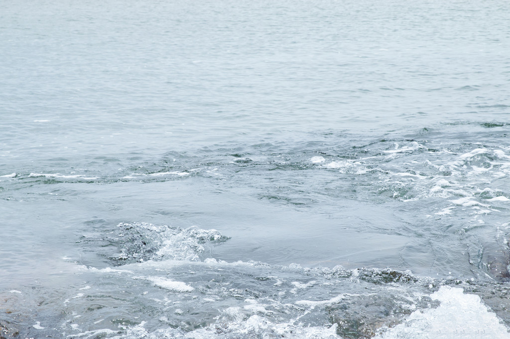 特写蓝绿色大海波纹图片