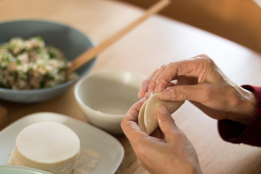 中国传统包饺子图片
