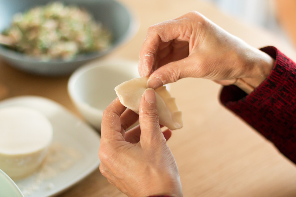 中国传统包饺子图片