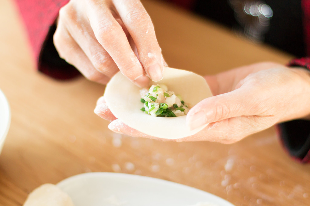 中国传统包饺子图片