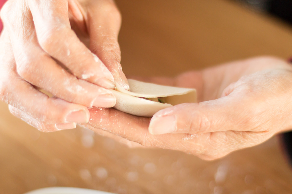 中国传统包饺子图片